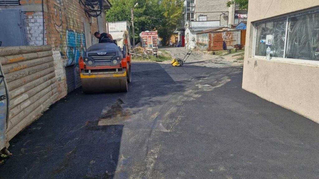 סוף לבורות ולחשיכה: איחוד ברסלב סללו כביש חדש בכניסה האחורית לציון הקדוש