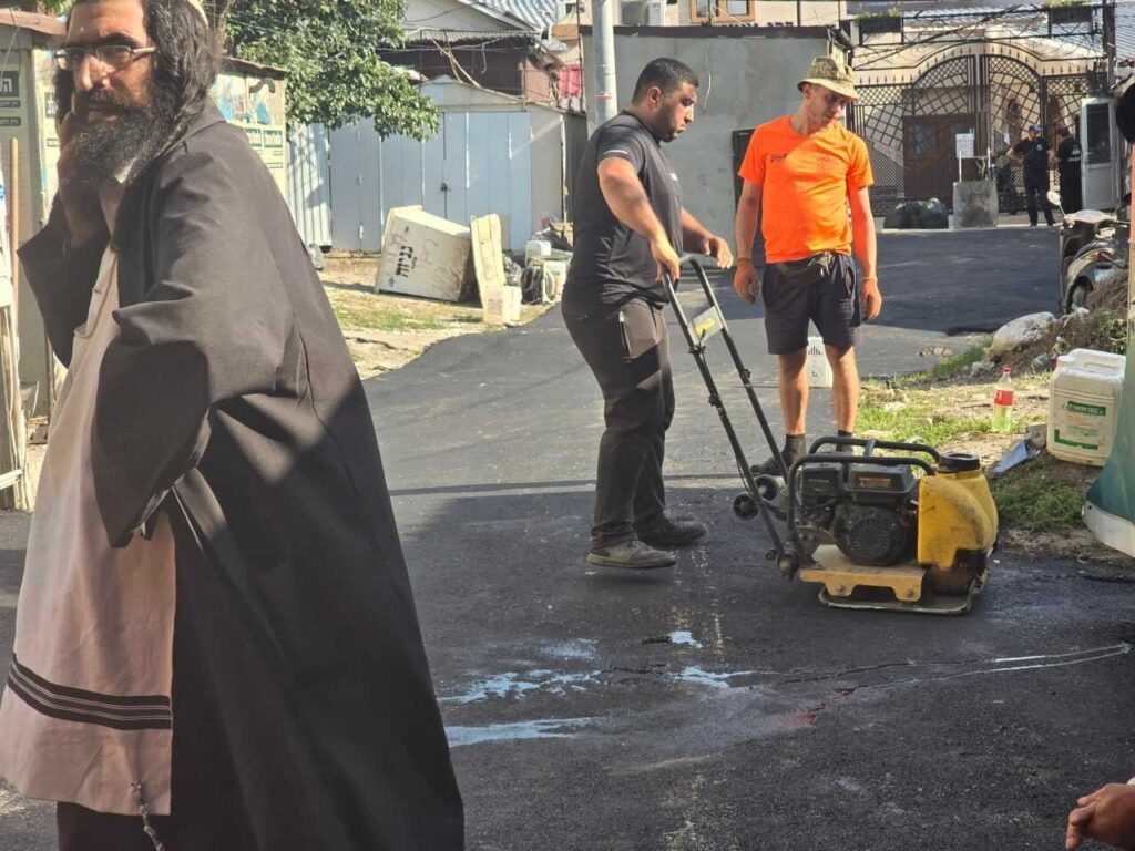 סוף לבורות ולחשיכה: איחוד ברסלב סללו כביש חדש בכניסה האחורית לציון הקדוש