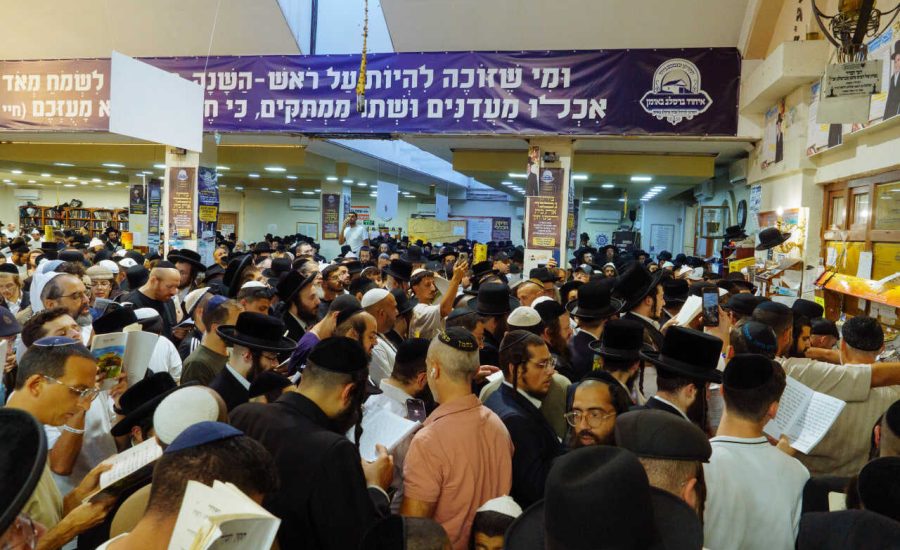 המון אנשים מתפללים באומן