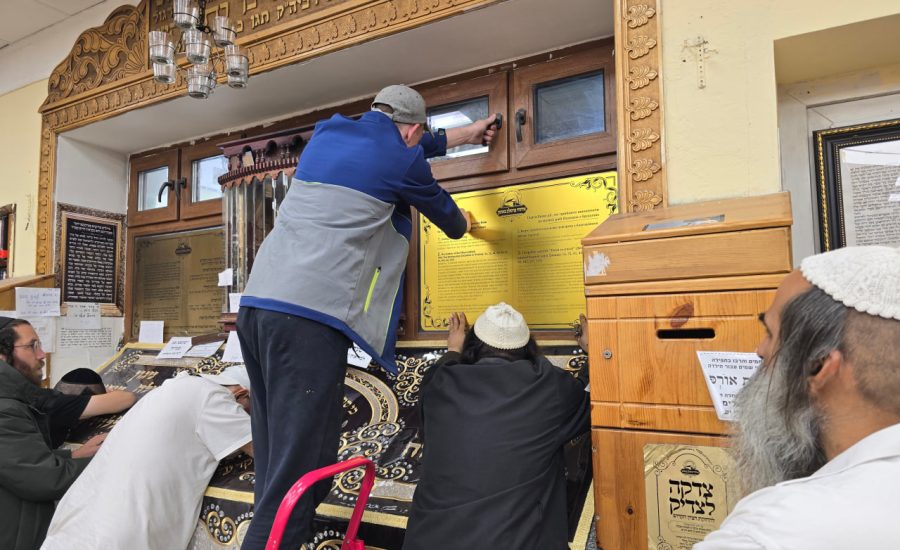 איחוד ברסלב מכינים את ציון רבינו הקדוש - שילוט חדש על מצבת הציון הקדוש