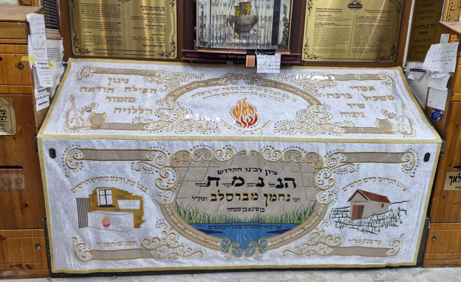 הושלמה ההתחדשות: פרוכת לבנה חדשה לשבתות וחגים הגיעה לציון רבינו הקדוש