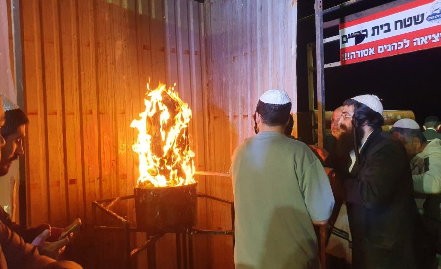 ל"ג בעומר באומן: שמחה גדולה בהדלקה בחצר קבר רבי נחמן מברסלב