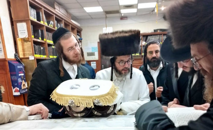 ליל הושענא רבה תשפ"ו: קריאת משנה תורה בציון רבי נחמן מברסלב באומן ליל הושענא רבה תשפ"ו: קריאת משנה תורה בציון רבי נחמן מברסלב באומן