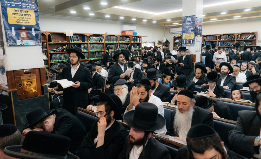 מתפללים רבים שהו ביום כיפור בציון רבינו הקדוש באומן