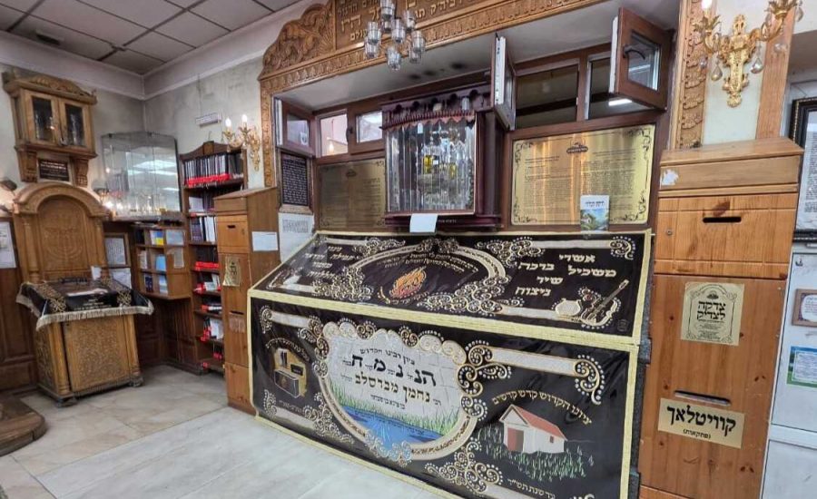 פרוכת חדשה ומפוארת על ציון רבינו הקדוש באומן